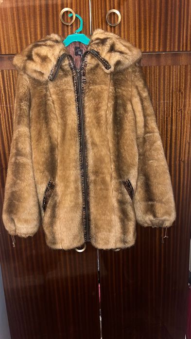 Стилно дамско палто с качулка