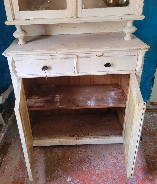 Продаю белый б/у старинный буфет