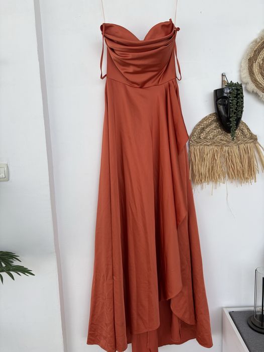 Елегантна дълга оранжева рокля с ефектна кройка