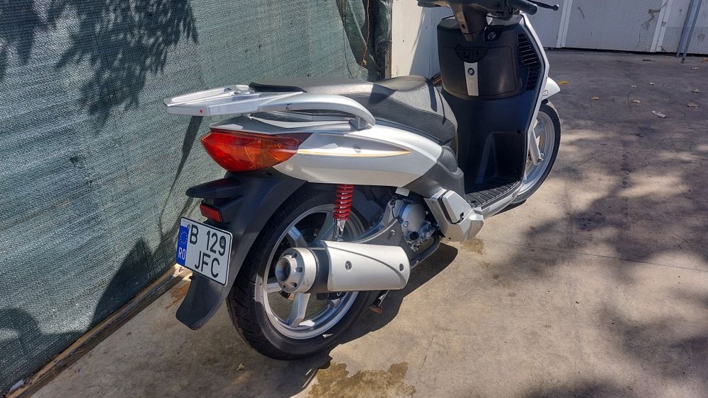 Scuter 125cc 12cp motor honda, se conduce cu permis categoria  B