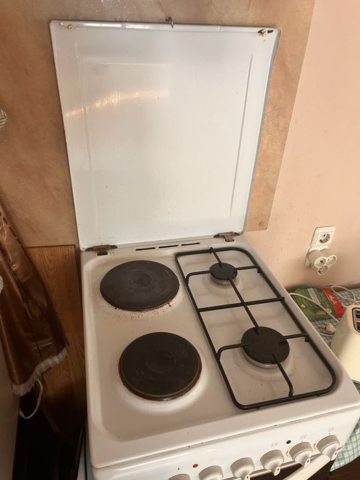 Готварска печка с котлони и хладилник