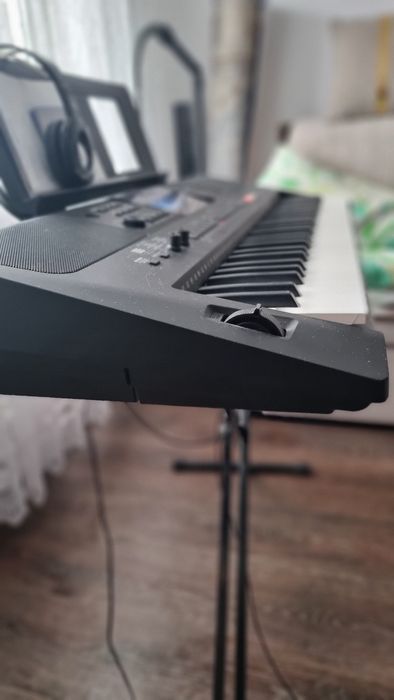 Продам синтезатор Yamaha PSR-E463