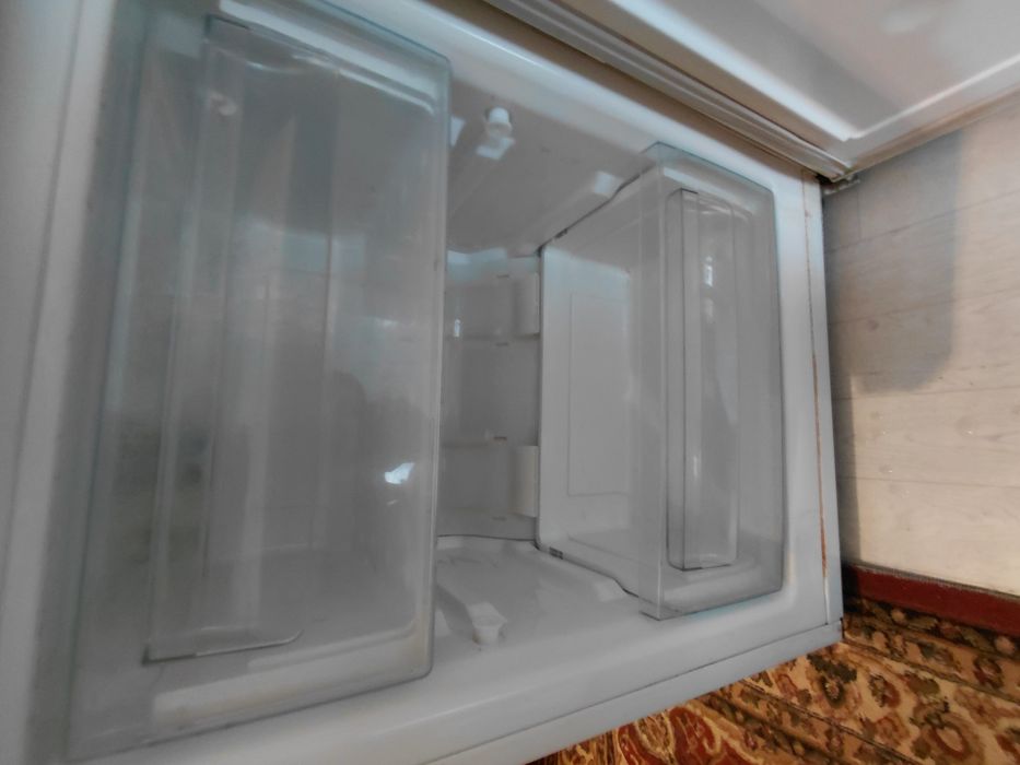 Продам холодильник требует ремонта