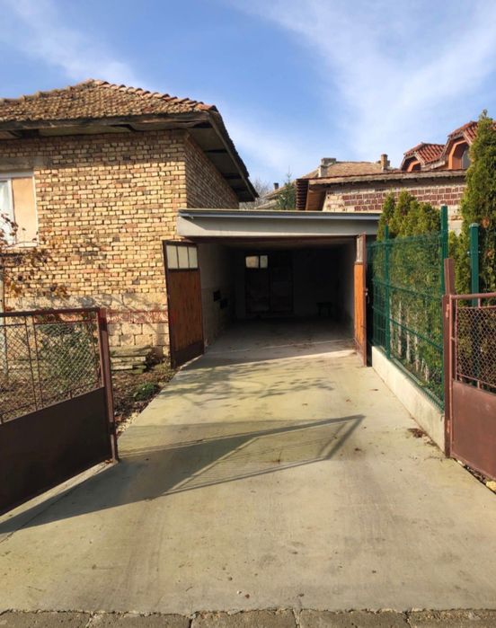 Семейна къща с двор - гр. Вълчи дол, обл. Варна