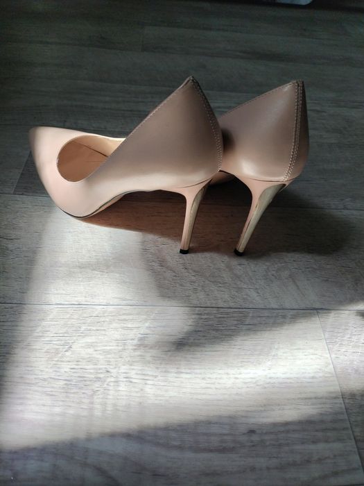 Продам Бежевые туфли