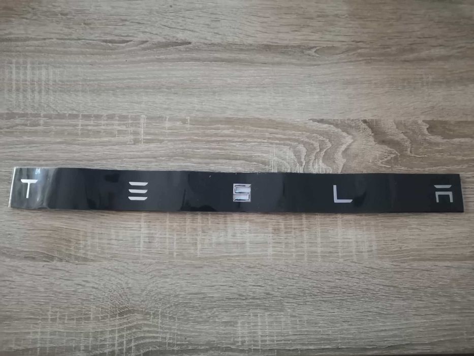сребрист надпис Tesla Тесла