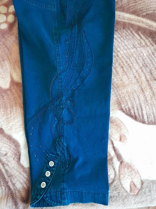 Женские джинсовые бриджи.