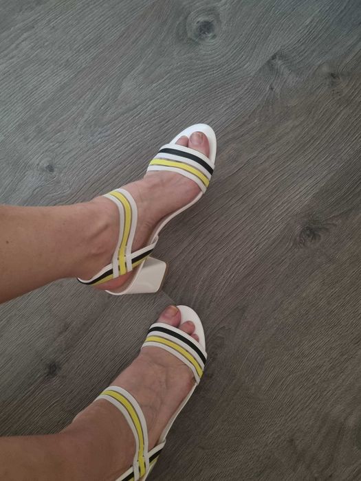 Елегантни сандали на ток