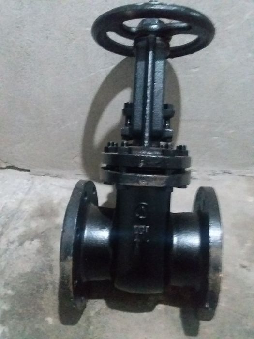 Задвижка  чугун Российский 30ч6бр Ду100 Ру16