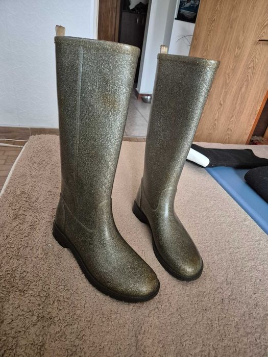 Cizme de cauciuc Guess, de mărime 40, fabricată în Italia