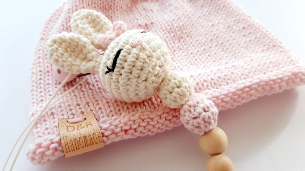 Ръчно плетен комплект/шапчица,клипс,дрънкалка