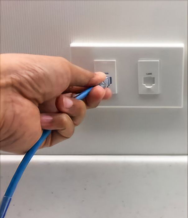 Service: retea internet (cablu, wifi), laptop-pc ,imprimante