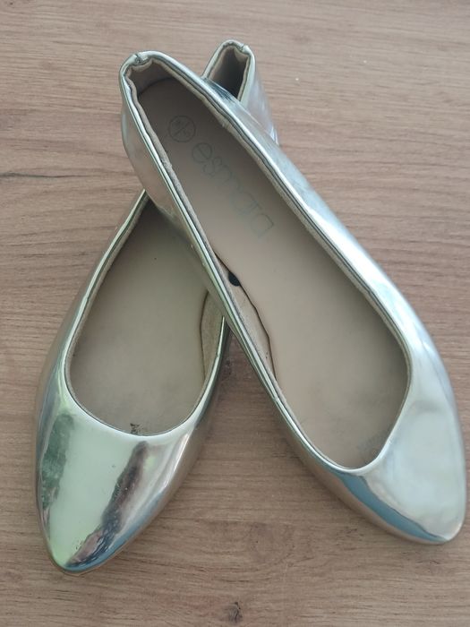 Vând sandale marime 38