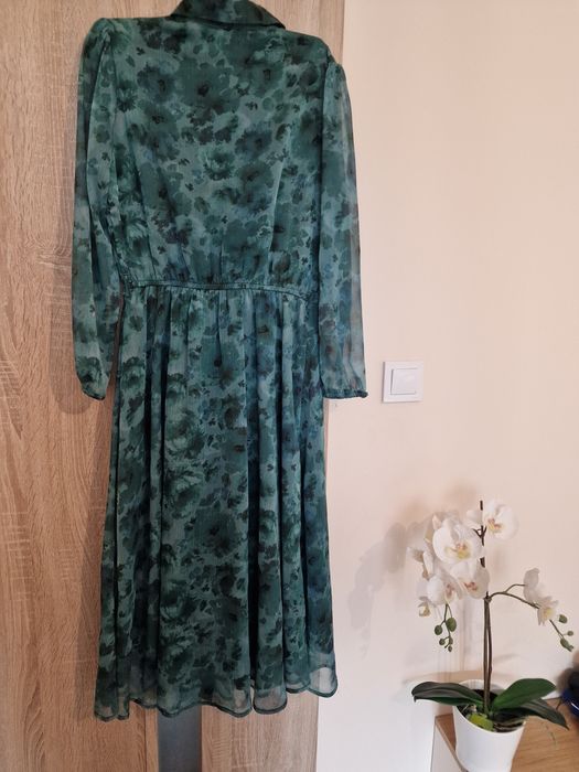 Рокля  MOHITO в тъмнозелени цвят с флорални мотиви