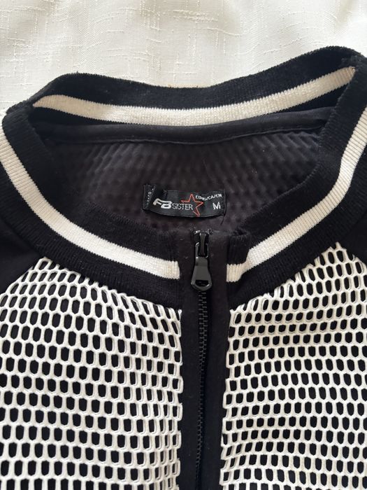 Продавам яке/суичър