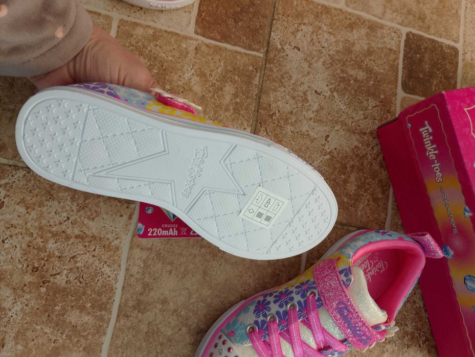 Нови обувки скечърс номер 31