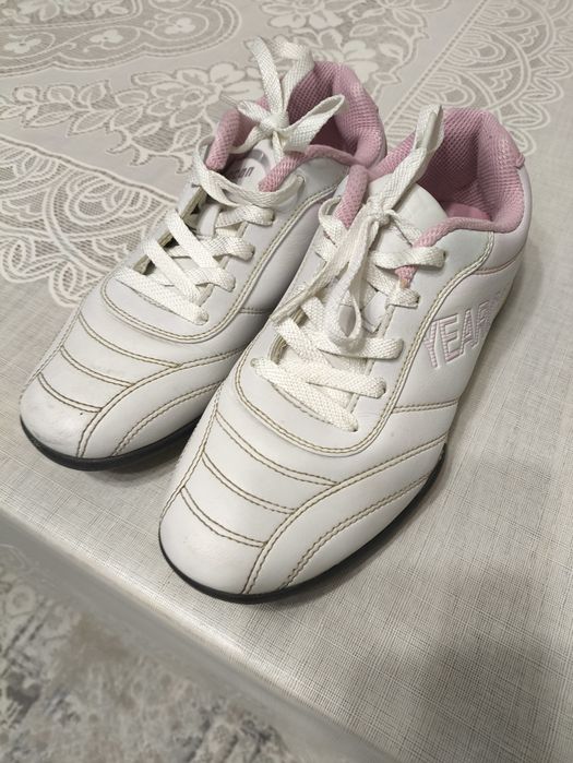 Продам кроссовки кожаные