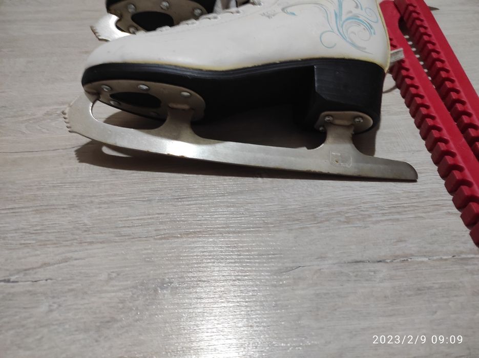 Продам 2 пары коньков