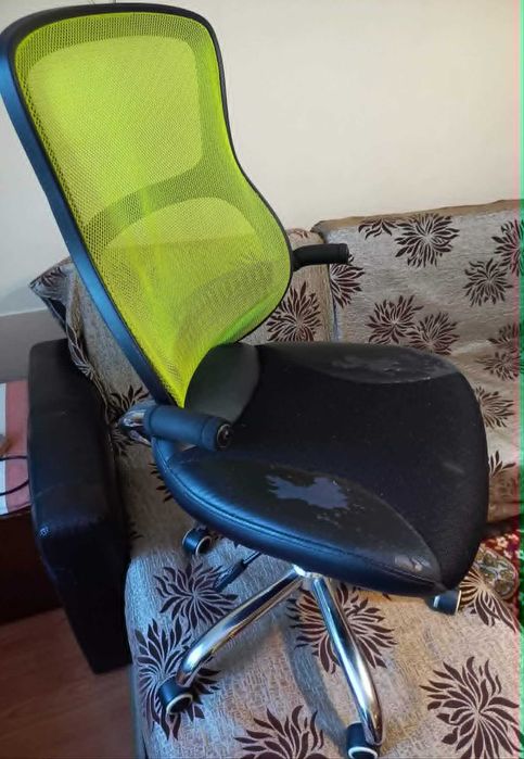 Въртящ се стол за бюро / офис = 8 € .