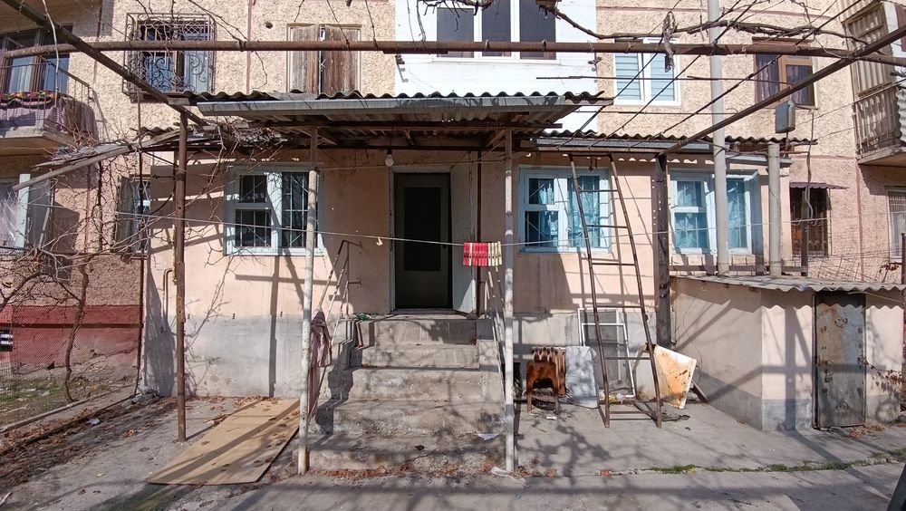 Продается квартира: 3 спальни + 2 санузла + веранда + 2 огорода|1 этаж