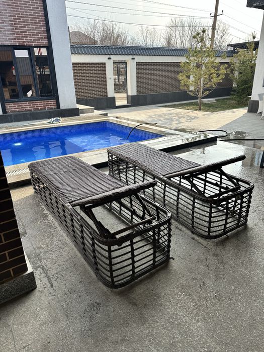 Продам лежаки бассейные