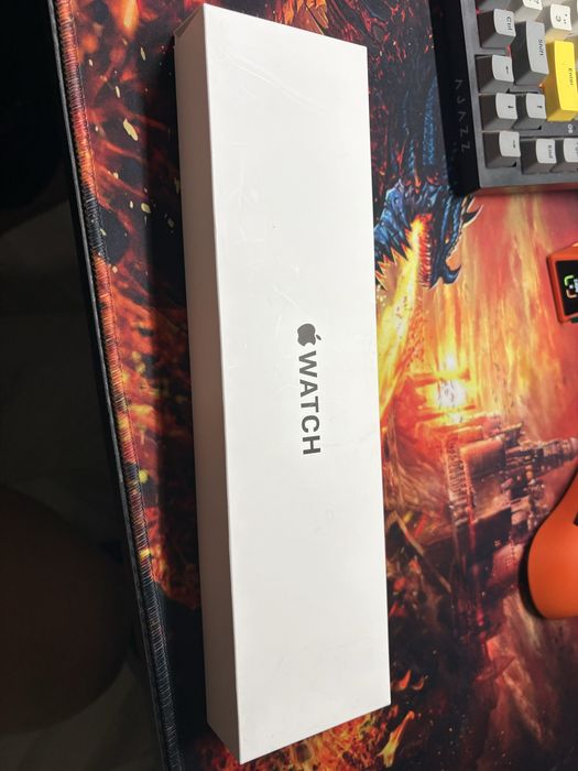 Продам Apple Watch SE в отличном состоянии в полном комплекте