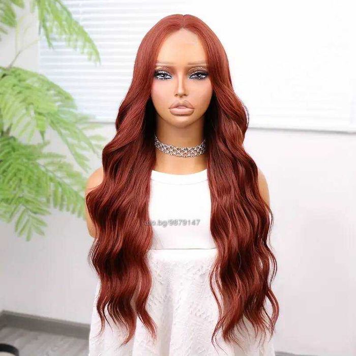 Кестенява вълнообразна перука на път