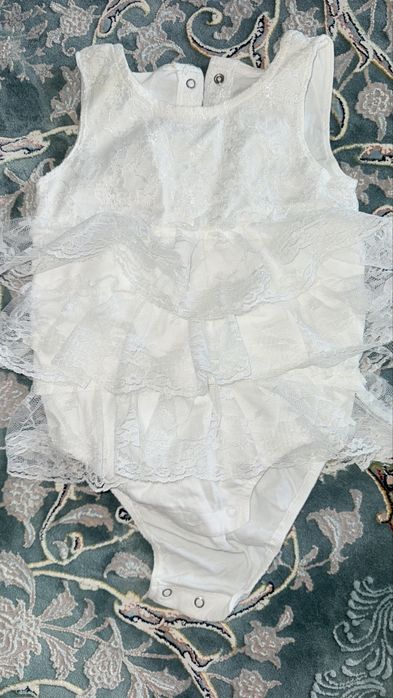 Продам платья, боди, распашонки до года