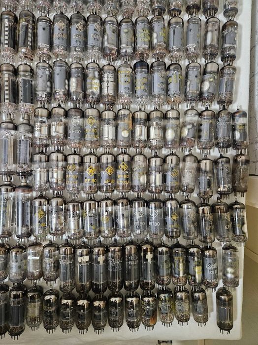 Лот: над 210 броя електронни лампи.