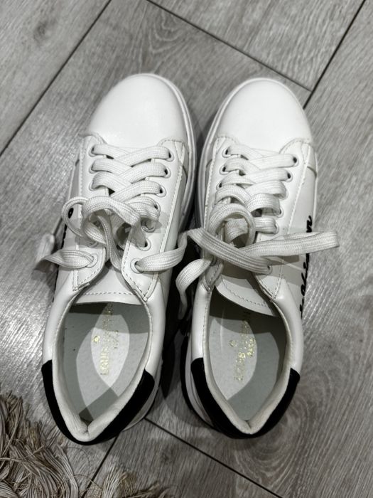 Продам кроссовки