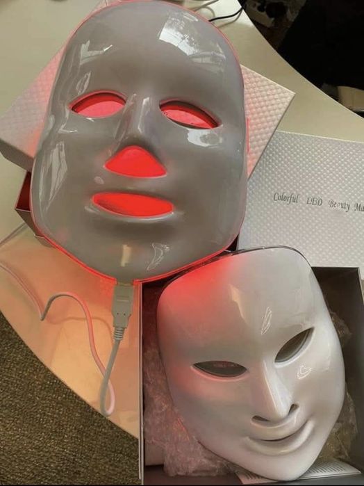 Лед маска с различни светлини