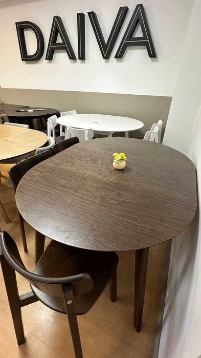 Деревянный стол с витрины со скидкой