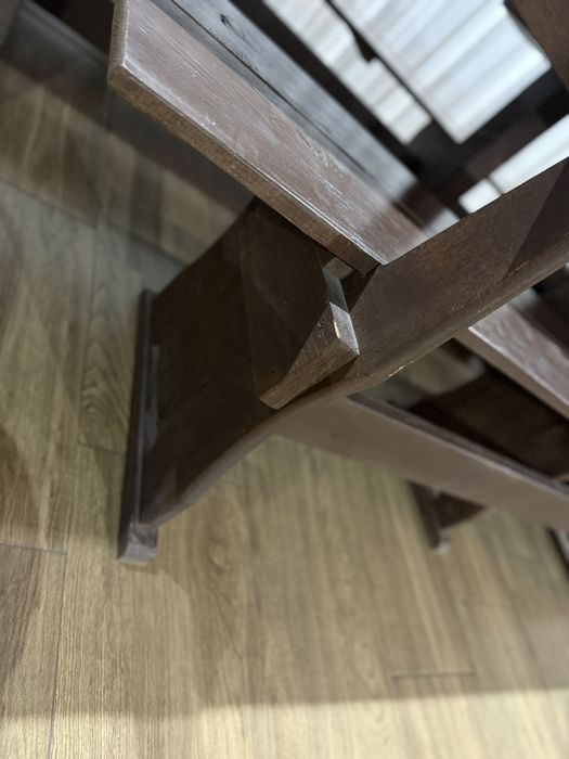 Продавам масивна дървена маса с две скамейки