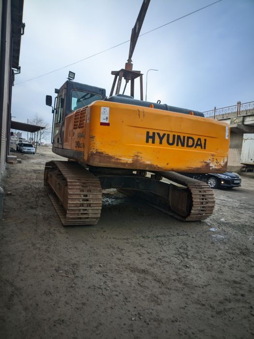 Гусенечный экскаватор