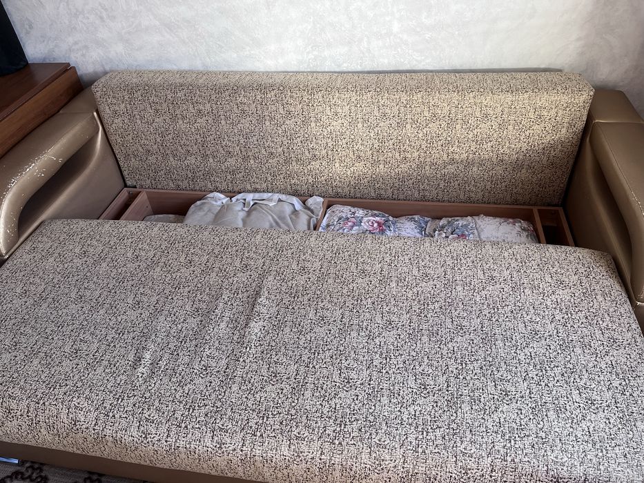 Продам диван срочно , в хорошем состоянии .