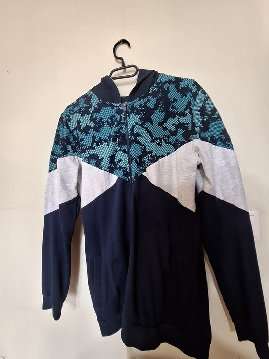 Стилен мъжки сиучер с цип и качулка Продава се СЕГА!!