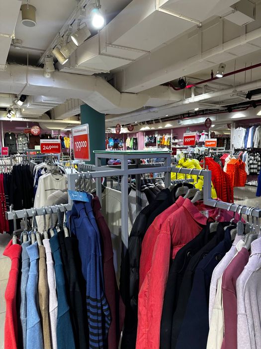 300м2 Кийим дукон учун мебель