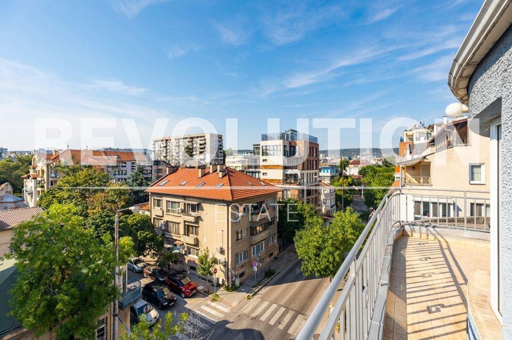 Четиристаен апартамент в района на Общината!