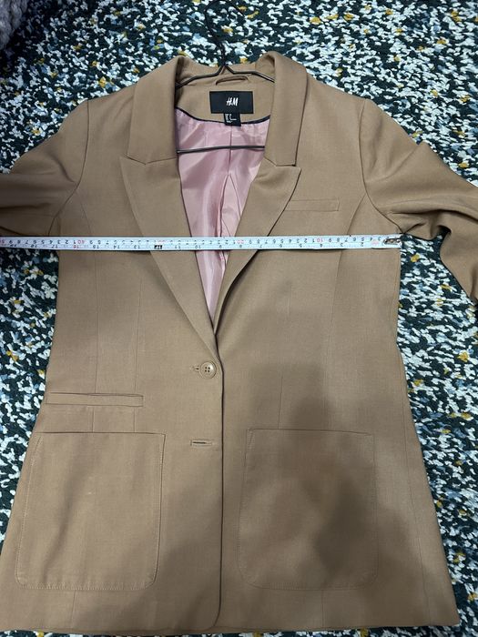 Бежово сако на H&M