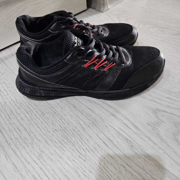 Кроссовки женские