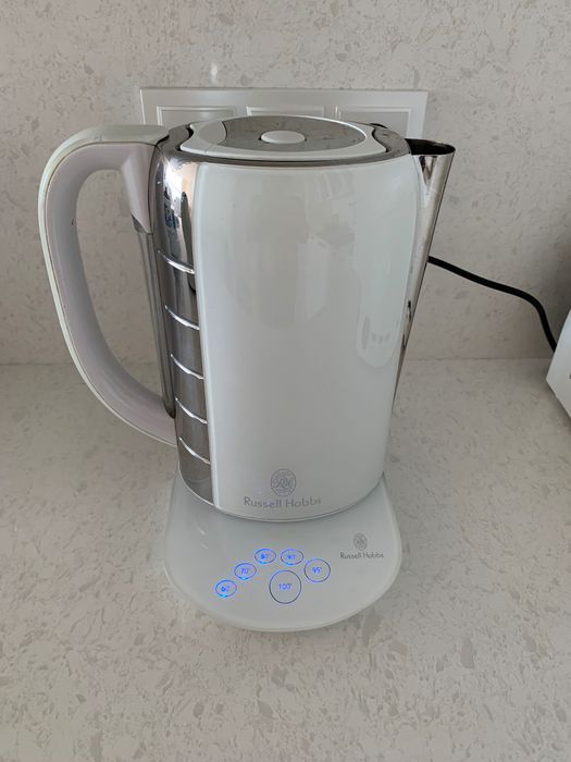 Електрическа кана Russell Hobbs с контролер за температура