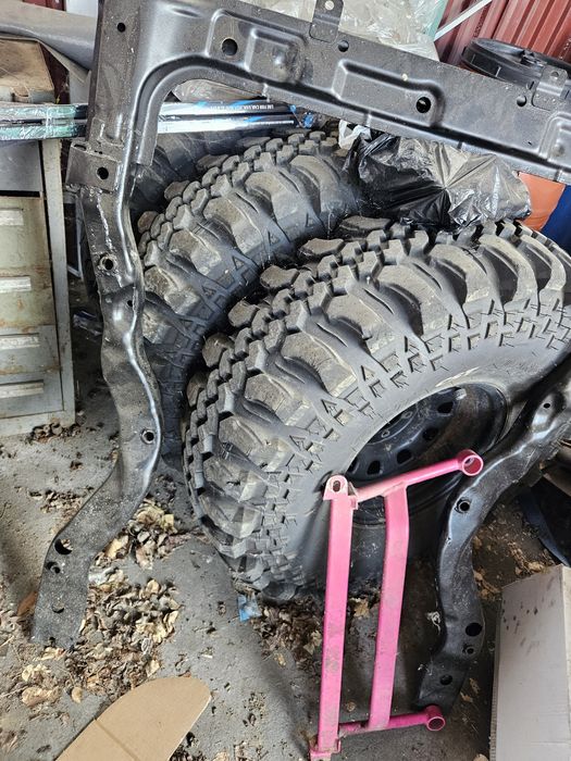 Продавам джанти с гуми CST 38 за кал