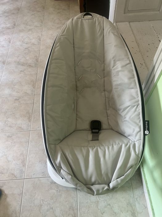 Продавам електрическа бебешка люлка 4moms mamaRoo