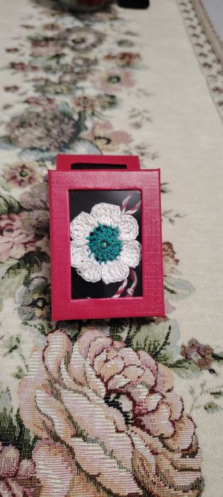 Broșă mărțișor croșetat