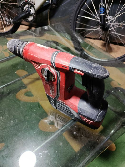 Bormașină Hilti , cu încărcător și 1 baterie