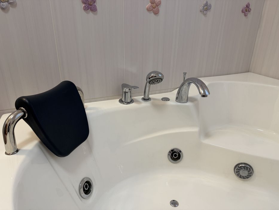 Cadă de colț LED cu hidromasaj Wellis 155 x 155 cm