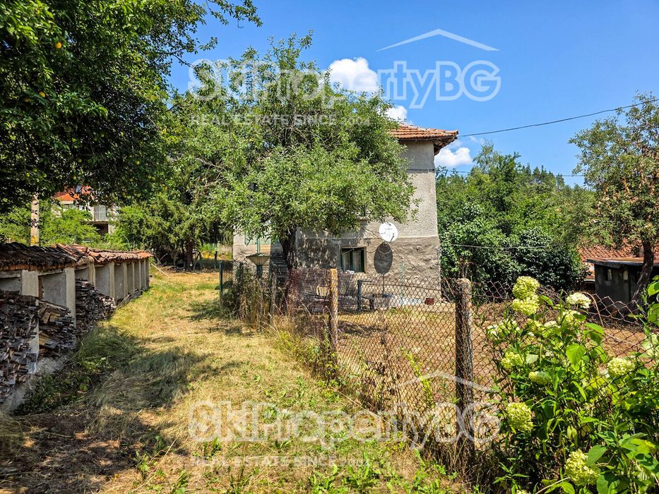 Две къщи с голяма градина в село Райово!