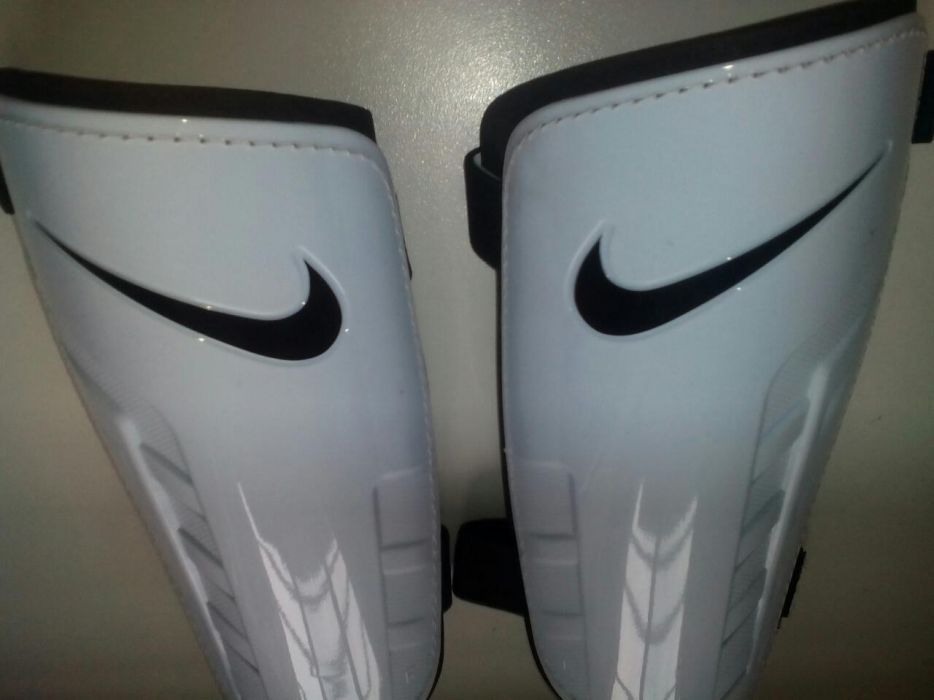 Футбольные защитки для ног