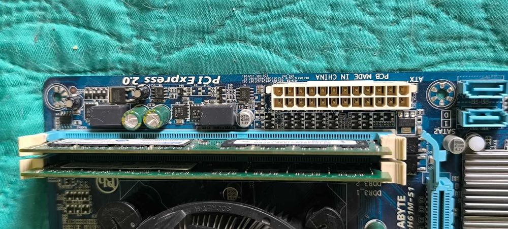 Дънна платка Gigabyte GA-H61M-S1 + Процесор Intel i5-2400 3.10GHz + 16gb ddr3 ram