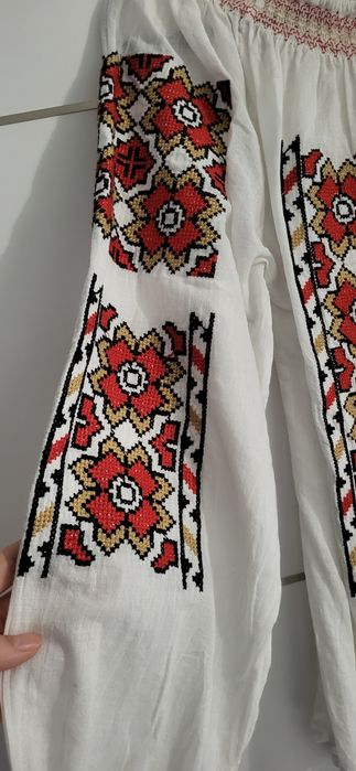 Bluza cu motive traditionale